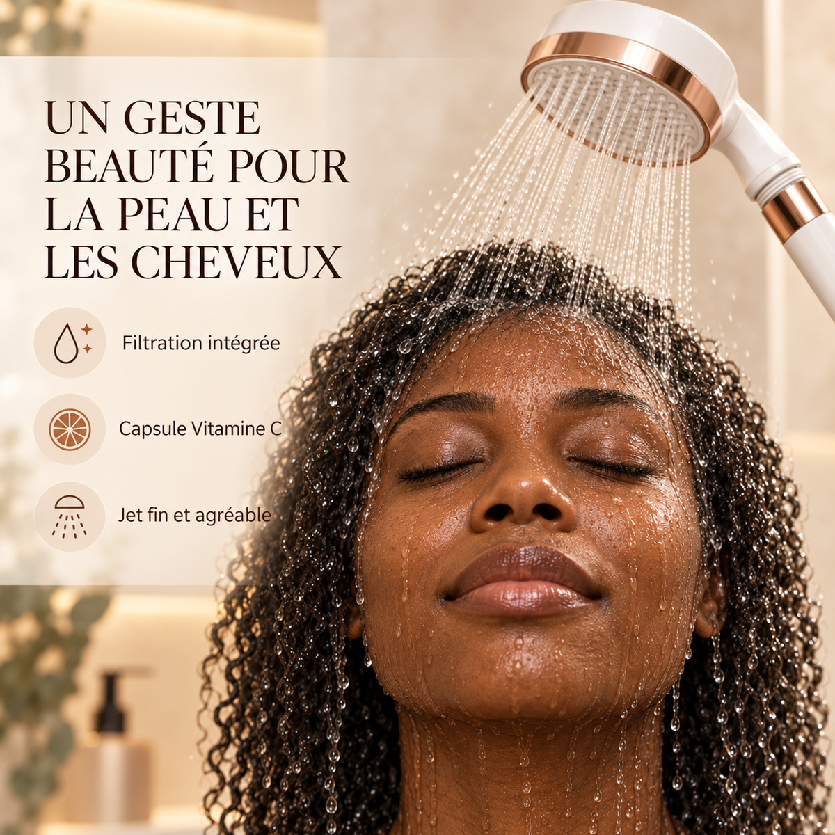 Femme noire sous le pommeau Saudade Care, bénéfices peau et cheveux